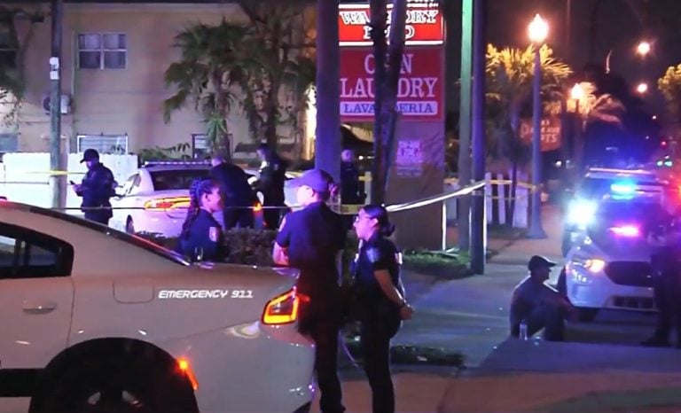 Anciano es herido de bala afuera de un centro comercial en Hialeah