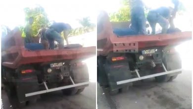 Usan camión de volteo para transportar ataúdes en Santiago de Cuba. (Captura de pantalla © Yosmany Mayeta Labrada-Facebook)