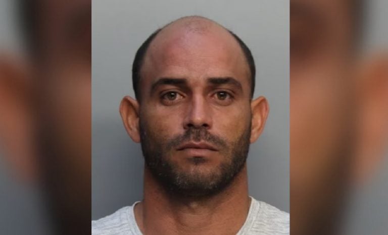 Cubano peluquero de mascotas fue arrestado por patear un perro en Miami
