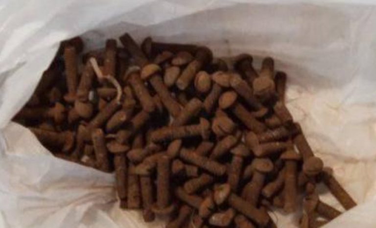 Correos de Cuba roba contenido de paquete y lo rellena con tornillos