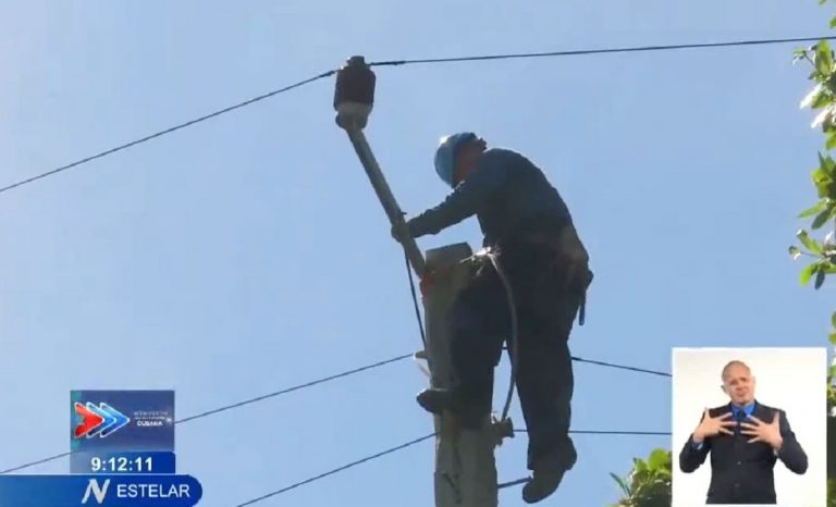 ¿Es burla? UNE presume “seguridad” de sus linieros y romantiza su trabajo