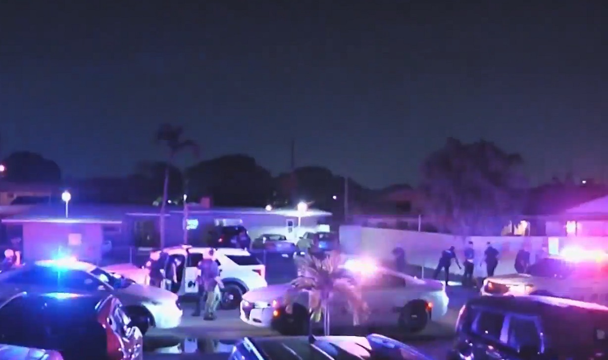 La policía de Hialeah acudió al lugar tras el incidente. (Captura de pantalla © Telemundo 51)