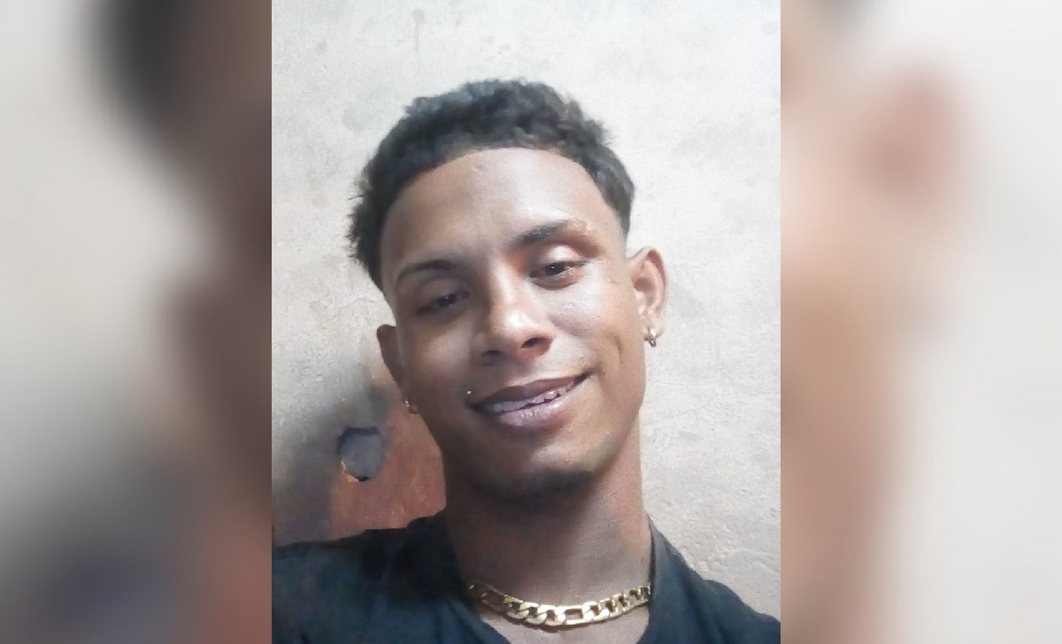 Fotografía del joven que fue apuñalado en Santiago de Cuba. (Foto © Eidis Salmón Dublon-Facebook)