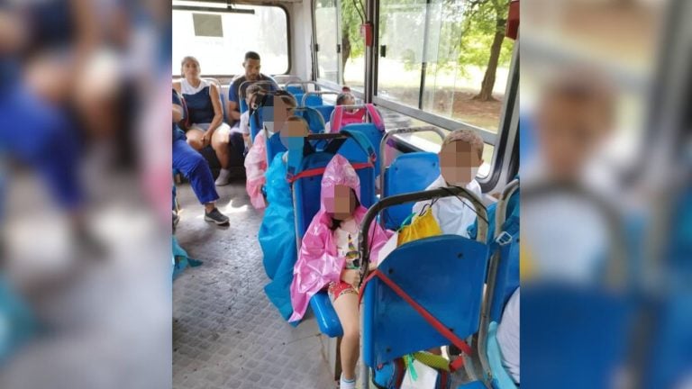 Niños autistas en La Habana terminan mojados cuando viajan en guagua escolar deteriorada