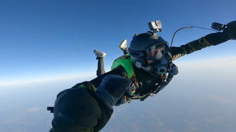 Récord mundial de salto en paracaídas: Dos argentinos se lanzan desde la estratosfera