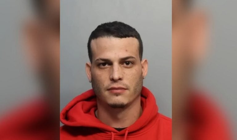 Cubano arrestado en Miami por agredir a su expareja con un cuchillo