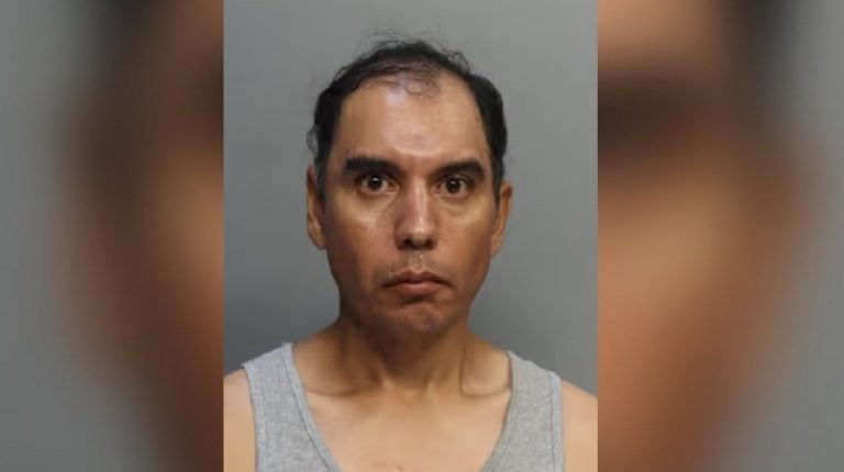 Hombre apuñala a un vecino en Hialeah por decirle que “consiga un trabajo”