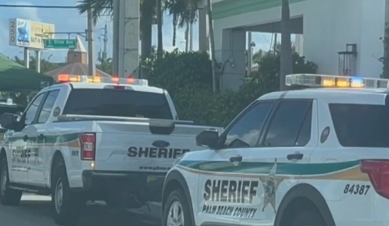 Autoridades de Palm Beach cerca de la vivienda del magnate. (Captura de pantalla © Telemundo 51-Web)