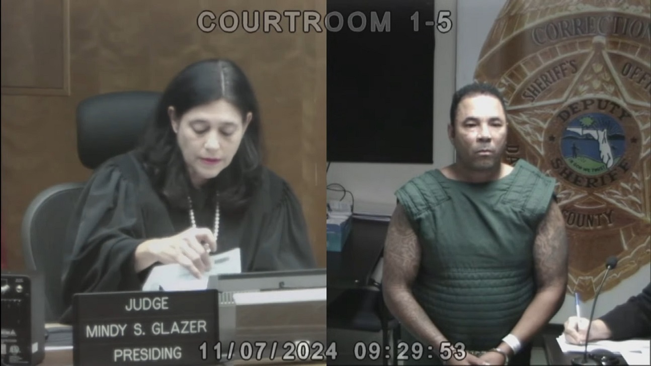 Momento en el que el acusado compareció ante corte. (Captura de pantalla © AmericaTeVe Miami-YouTube)