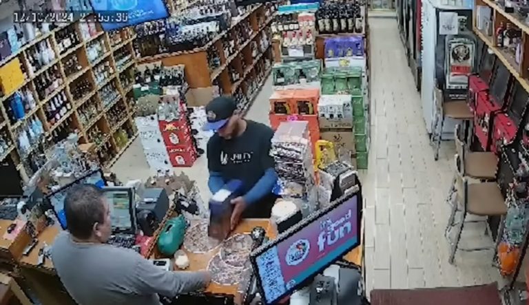 Policía busca a un cubano acusado de robar una licorería en Hialeah