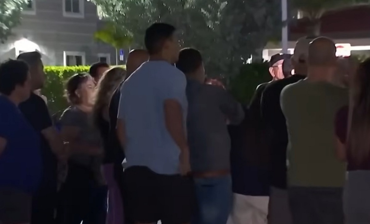 Residentes del parque protestando. (Captura de pantalla © Telemundo 51 Miami-YouTube)