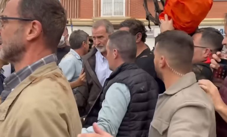 Abuchean y tiran lodo a los reyes de España en visita a Valencia