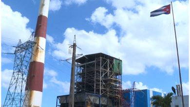 La Central Termoeléctrica Antonio Guiteras es la mayor generadora de Cuba. (Captura de pantalla © Canal Caribe- YouTube)