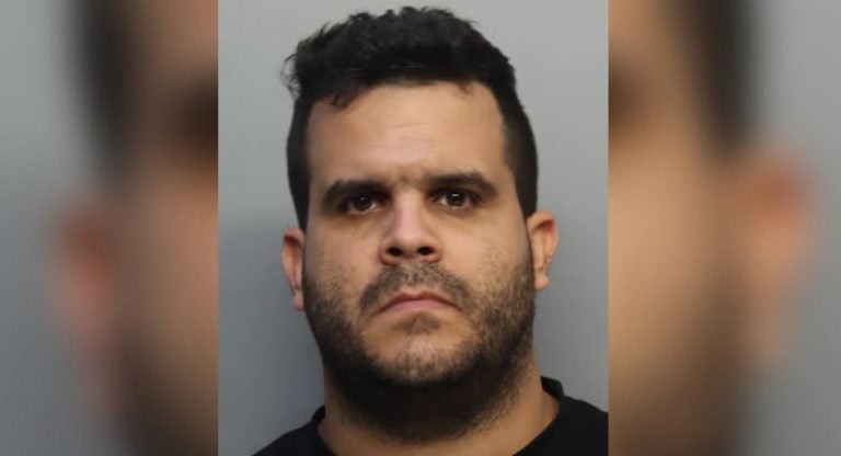 Cubano conductor de Lyft detenido por robo de iPhone y miles dólares