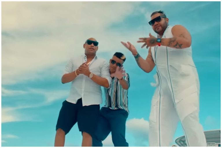 Alexander Delgado rompe en llanto con homenaje a El Taiger en pleno concierto