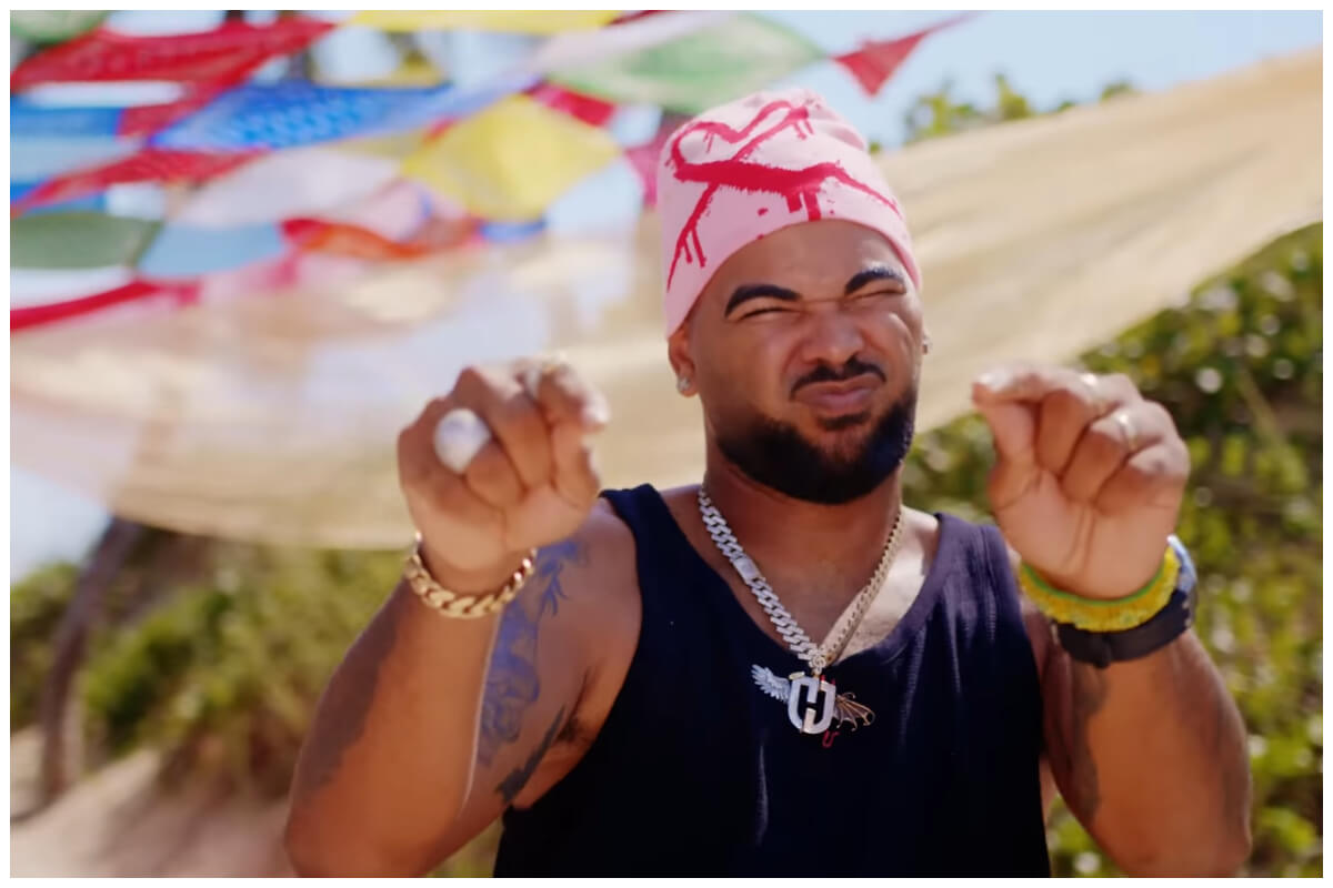 Johayron lleva al menos un año con su novia, que ya lo ama intensamente. (Captura de pantalla: Planet Records Cuba Miami- YouTube)