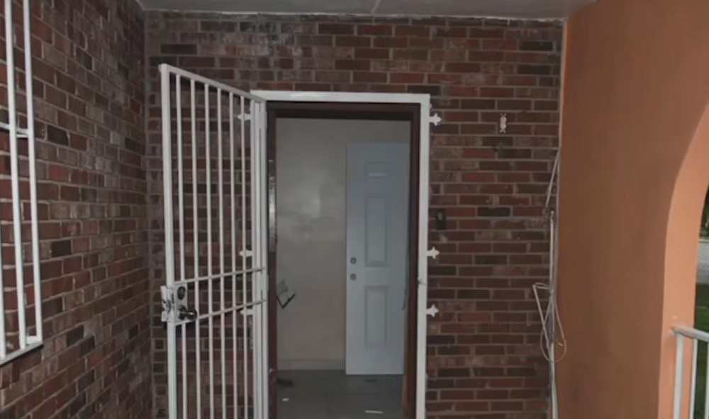 Vivienda del sospechoso, donde el cantante recibió un disparo en la cabeza. (Captura de pantalla © Javier Díaz-Facebook)