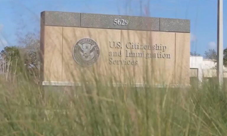 USCIS comienza con proceso para deportar a más de 26.000 migrantes