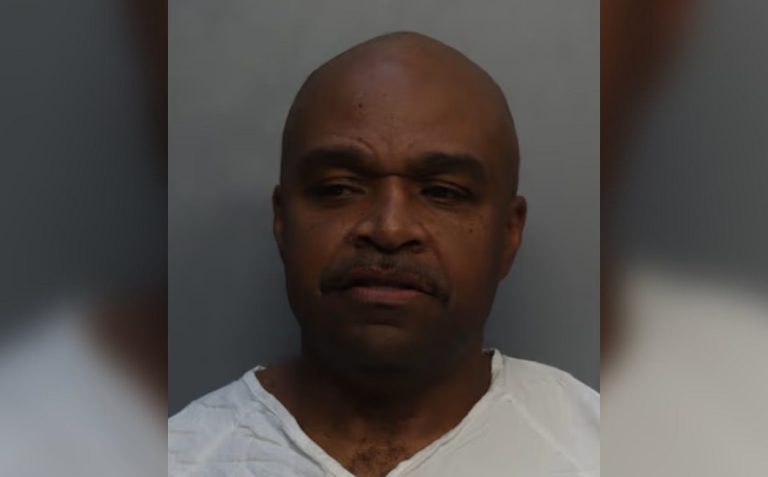 Dos detenidos por vender pulseras falsas para entrar a Factory Town en Hialeah