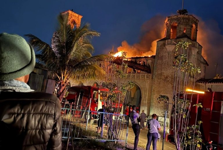 Municipio Playa: se registra un voraz incendio en club “La Concha”