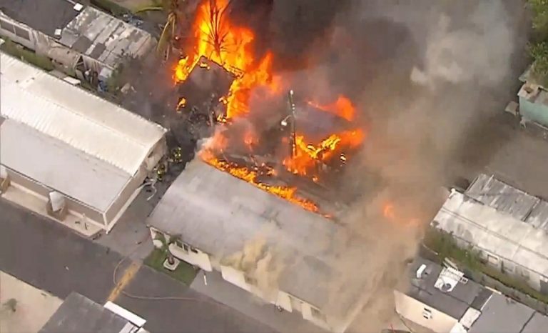 Incendio se desata en un parque de casas móviles en Miami-Dade