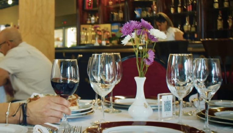 ¿Cuántos salarios mínimos cuesta la cena de fin de año en un restaurante estatal?