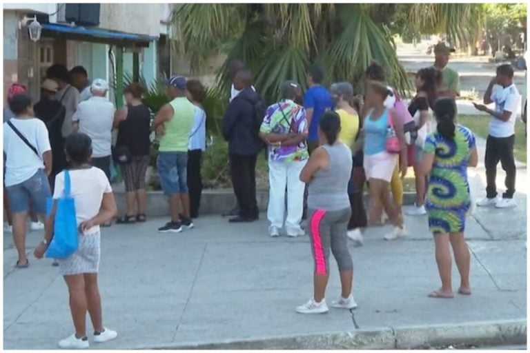 Falta de efectivo causa largas colas en bancos y cajeros de Cuba