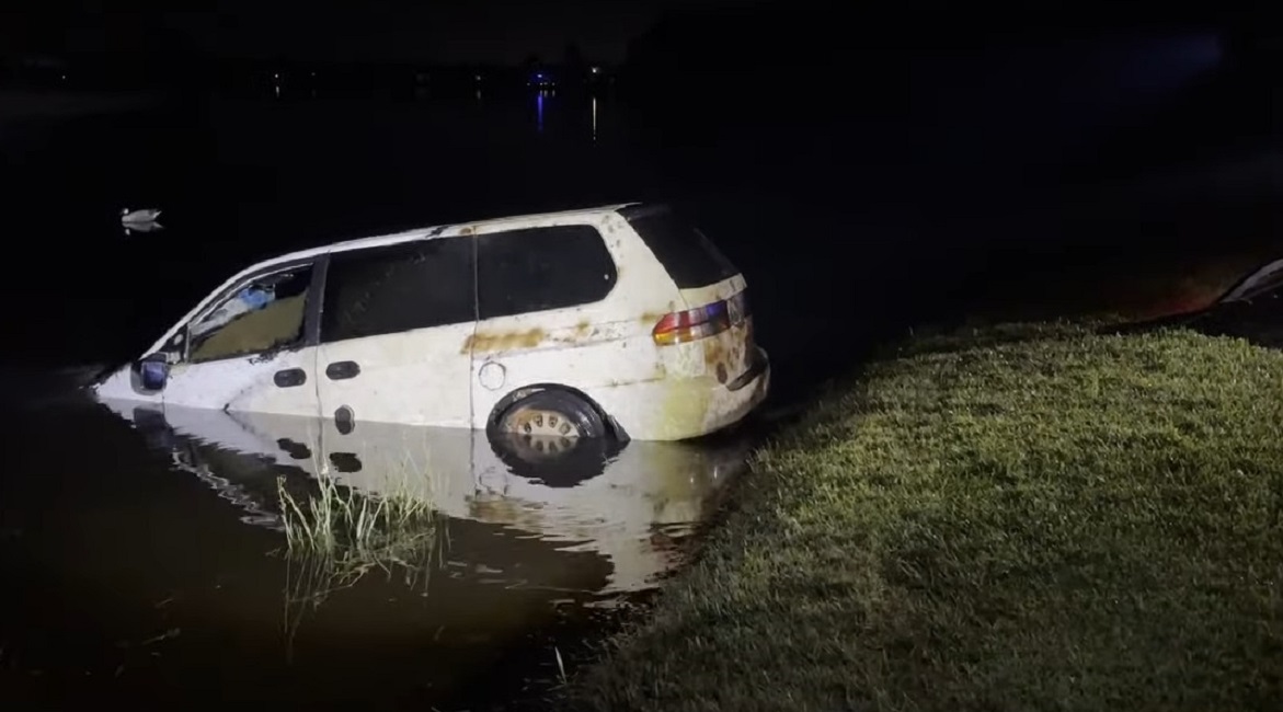 El vehículo fue encontrado luego de revisar 33 cuerpos de agua cerca del lugar donde vivía la mujer desaparecida. (Captura de pantalla © Sunshine State Sonar-YouTube)