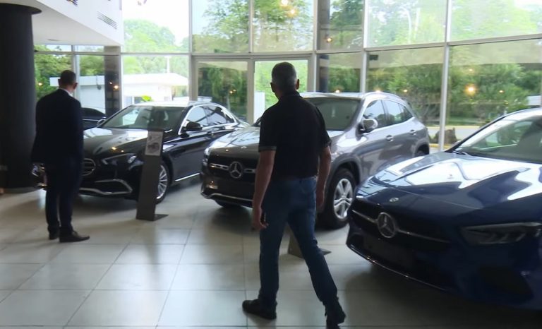 Las citas para comprar autos de lujo en dólares están saturadas en Cuba