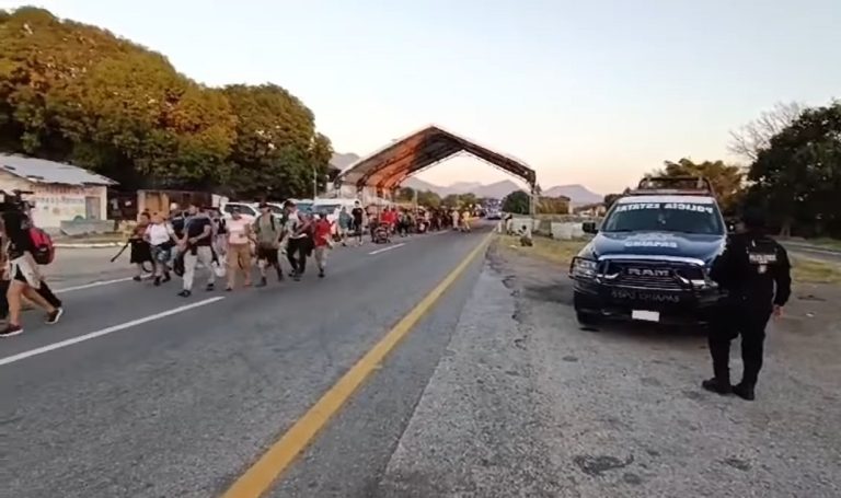 Caravana migrante, en su mayoría cubanos, se dirige a la frontera de EEUU