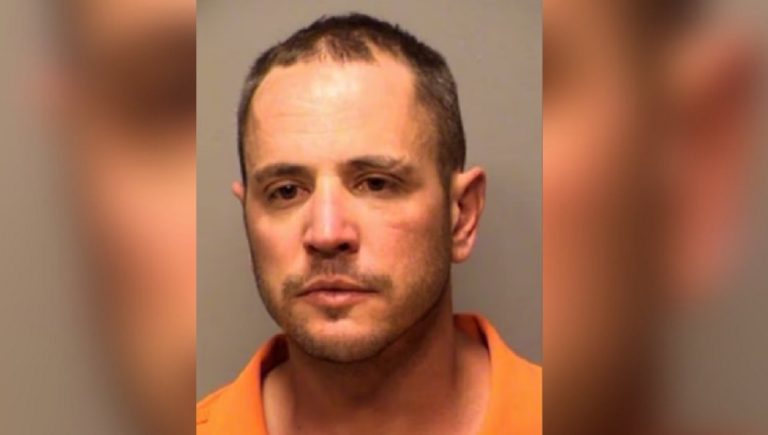 Hombre indultado por Trump tras asalto al capitolio es abatido por la policía