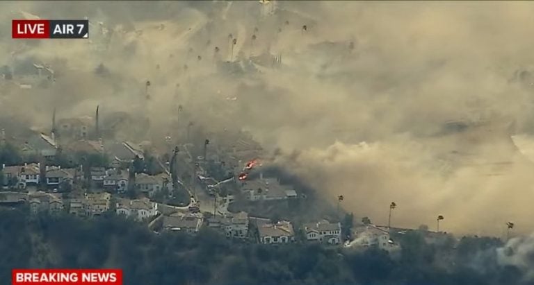 Gigantescos incendios en Los Ángeles: hay destrucción y miles de evacuados