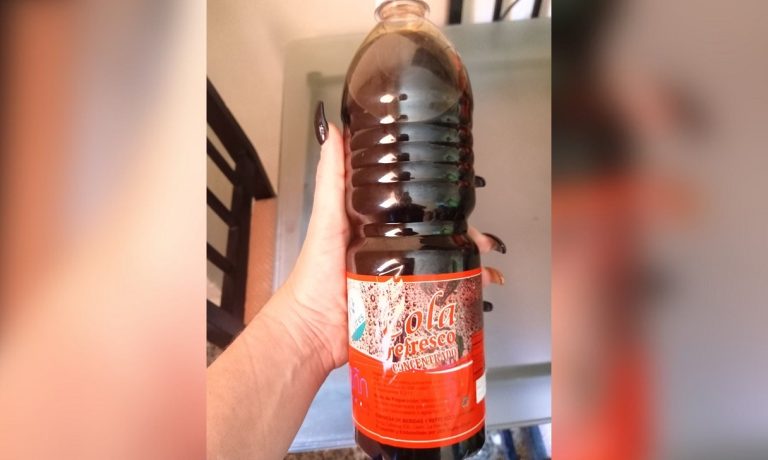 Régimen reparte sirope de refresco para los niños ante la escasez de leche