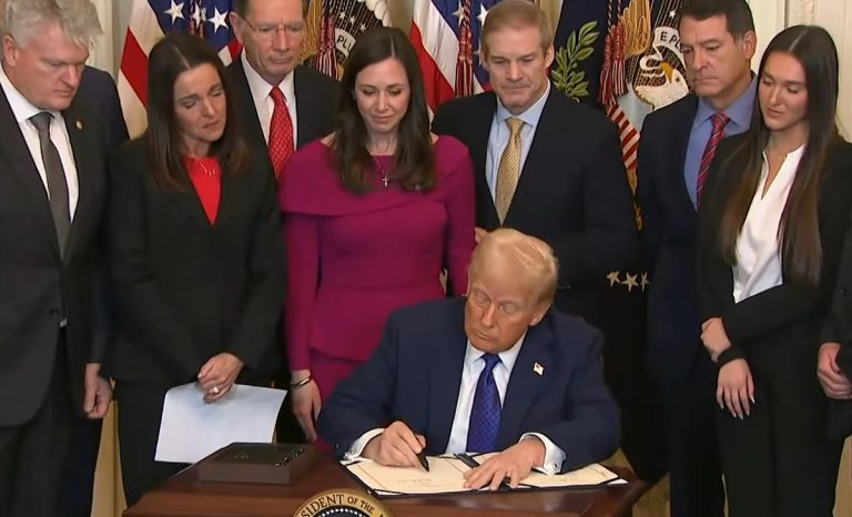 Trump impone aranceles a países que suministren de petróleo a Cuba