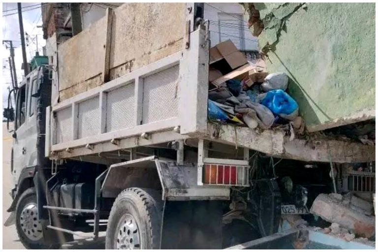 Camión del régimen se estrella contra una casa en Santa Clara