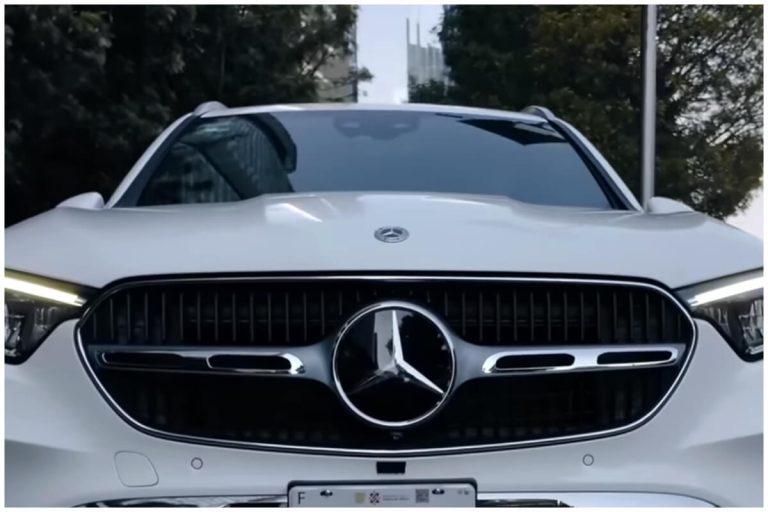 Mercedes-Benz hace historia al vender su primer auto en Cuba