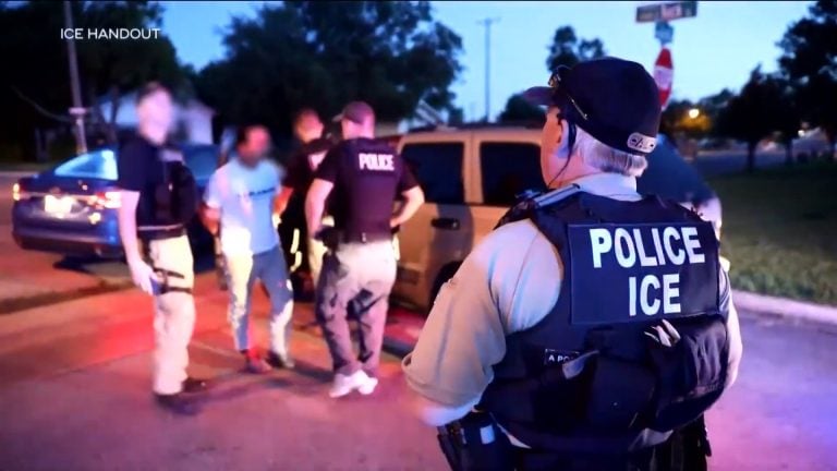 Cubanos bajo custodia de ICE podrían pedir fianza tras decisión de corte federal