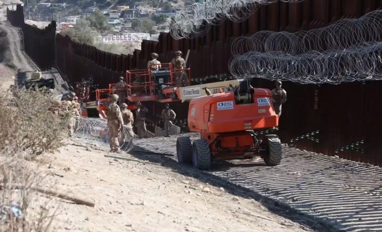 Soldados de Estados Unidos refuerzan el muro fronterizo con alambre de púas