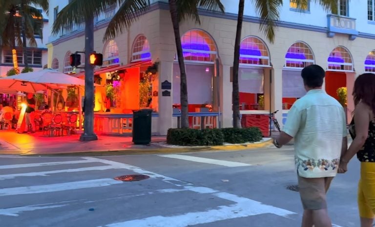Miami Beach mantiene restricciones en Ocean Drive pese a fallo judicial