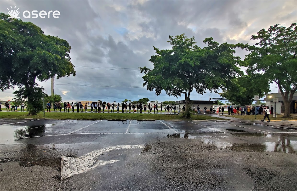 Imagen ilustrativa de las largas colas para obtener una licencia en Florida. (Foto © Asere Noticias)