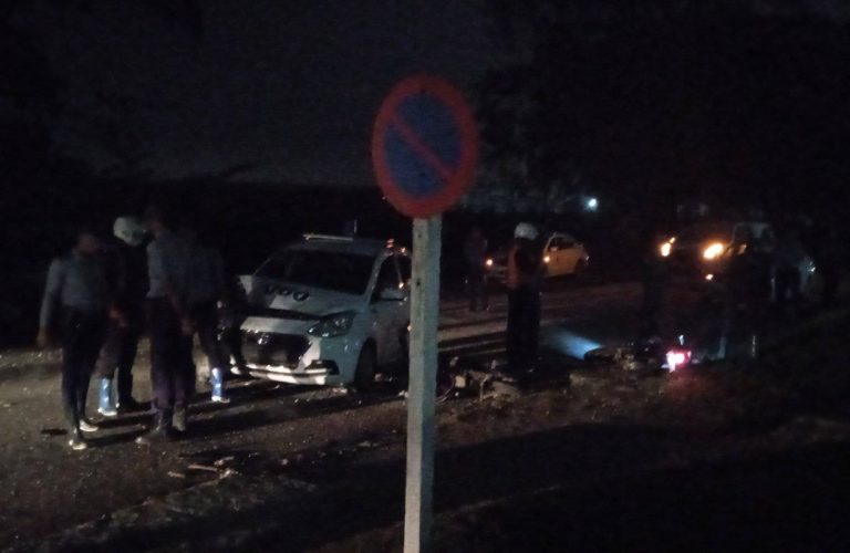 Patrulla de la PNR embiste a dos motos y choca contra un auto en La Habana