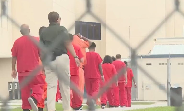 EEUU aumentará la red de centros de detención de ICE usando viejas prisiones