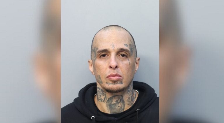 Cubano de los Latin Kings roba $38.000 a quien lo acogió tras salir de prisión