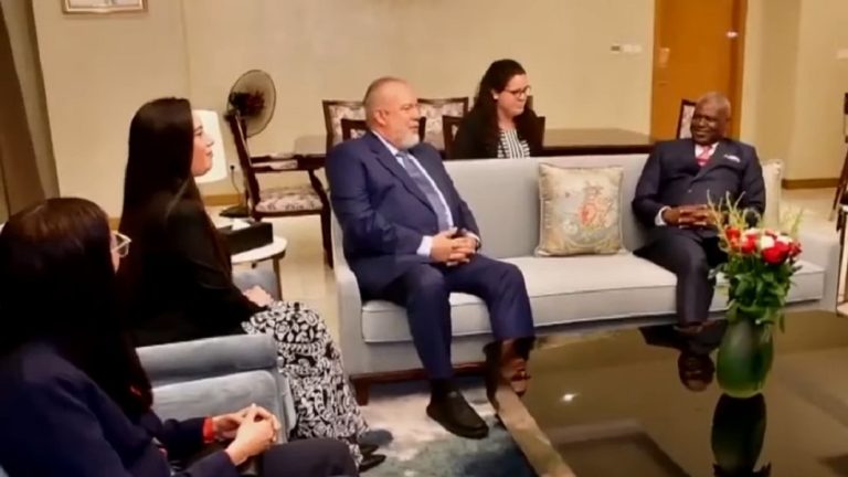 Lujo y despilfarro: Manuel Marrero se pasea por África con su esposa