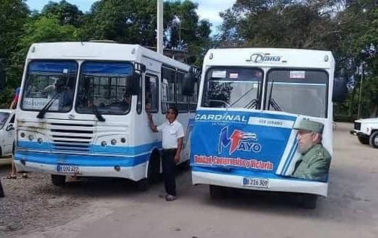 ¿Para eso sí hay gasolina? Régimen moviliza camiones para desfile del 1 de Mayo