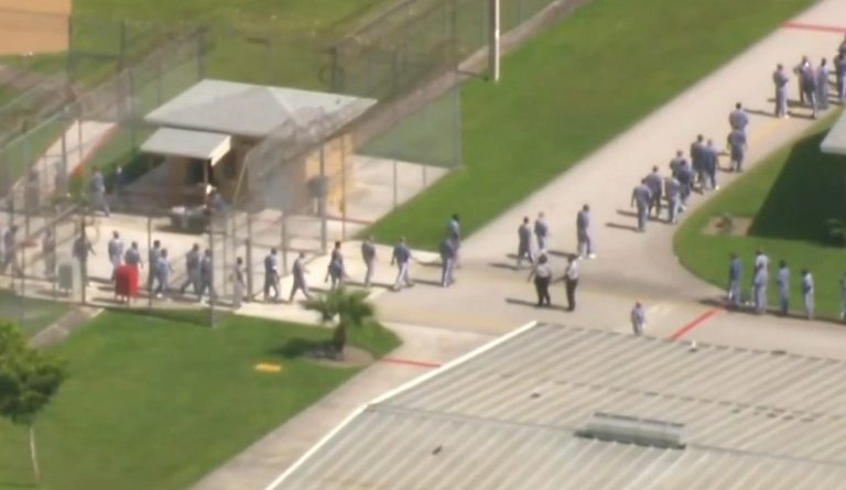 Trasladan en secreto a migrantes entre prisiones para extender sus arrestos en Florida