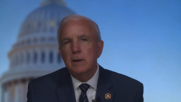 Congresista de EEUU pide a Trump el fin de los vuelos y las remesas a Cuba