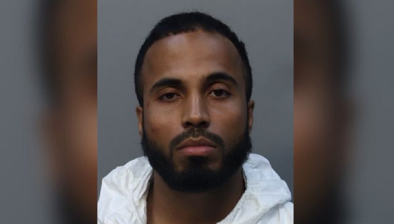 Hombre detenido por asesinar a una madre en Miami-Dade: hija de la víctima lo vio todo