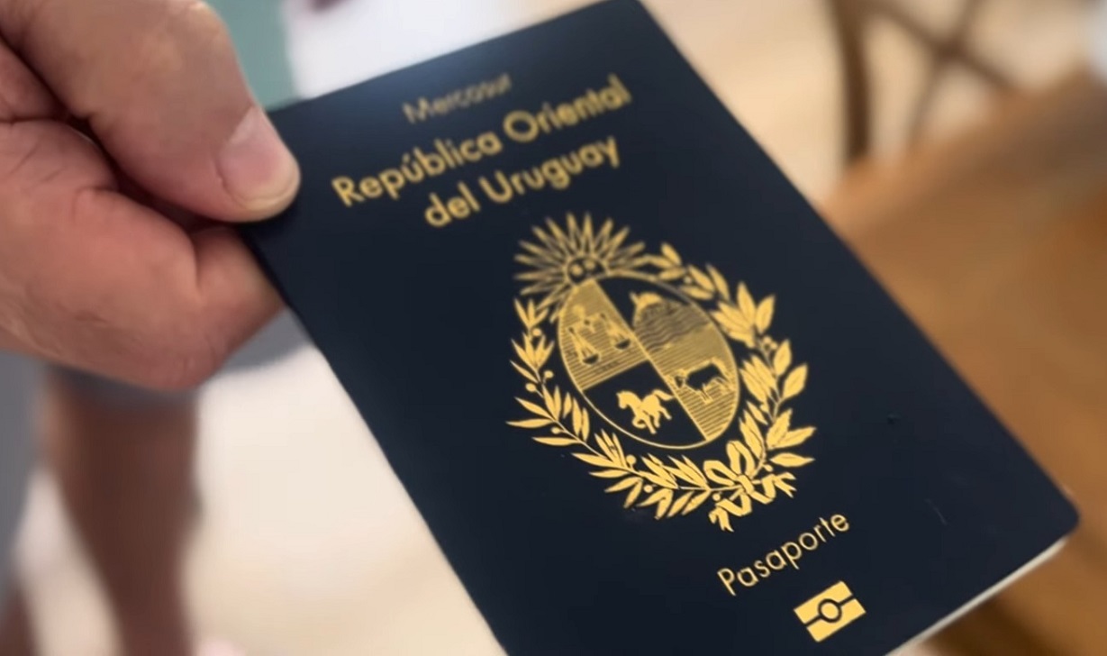 Pasaporte de Uruguay. (Captura de pantalla © Sierra Atlántica-YouTube)