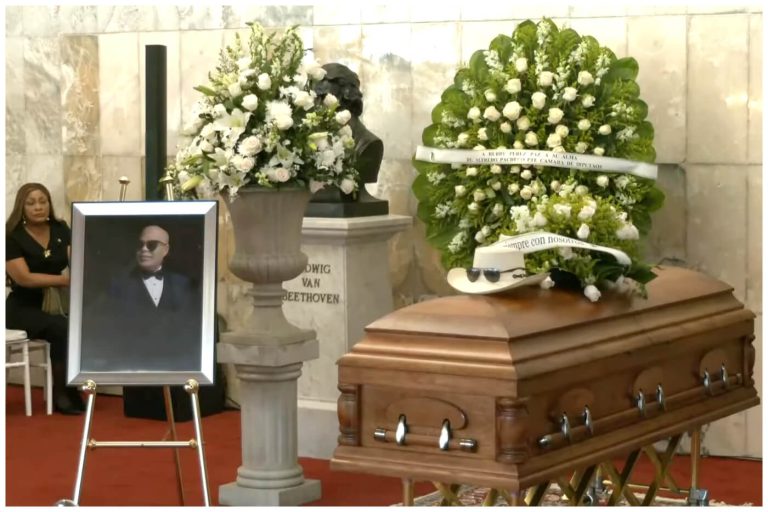 Así se vivió el funeral de Rubby Pérez: fans acuden a darle el último adiós